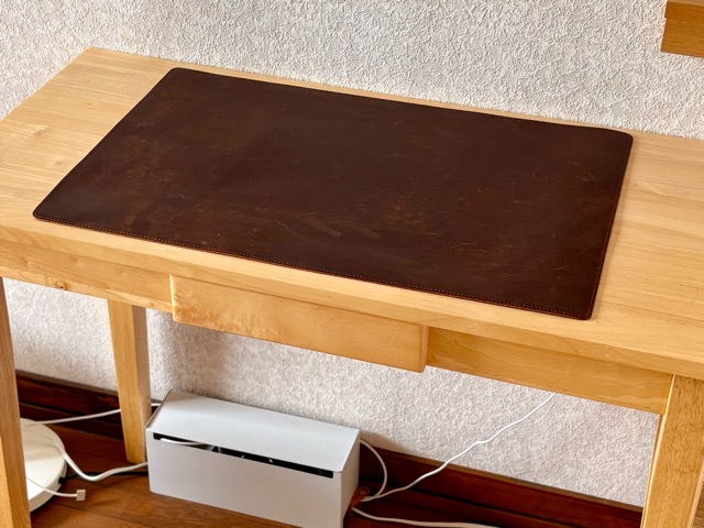 デスクに引いたレザーマット