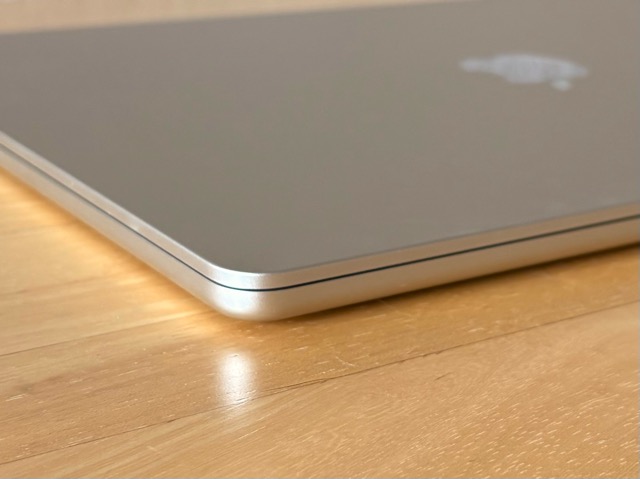 MacBook Air15インチの厚み(横)