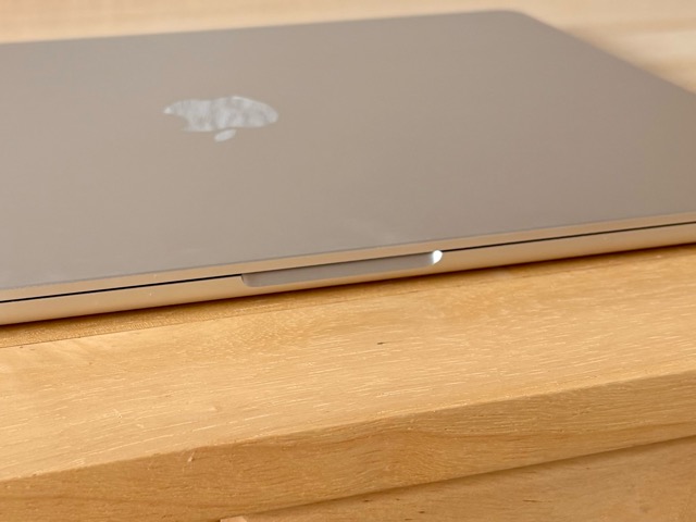 MacBook Air15インチの厚み(正面)