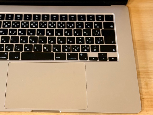 開いた状態のMacBook Airのスターライト